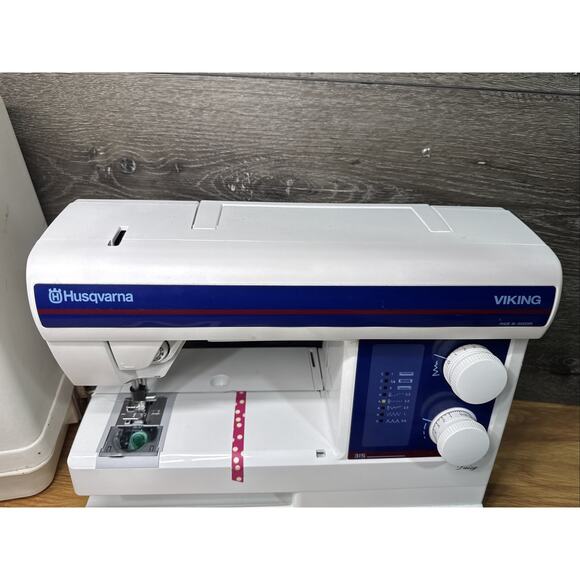 Husqvarna Viking Daisy 315 Sewing Machine Tested w/ Pedal Manuals & Case Sweden - Picture 3 of 11